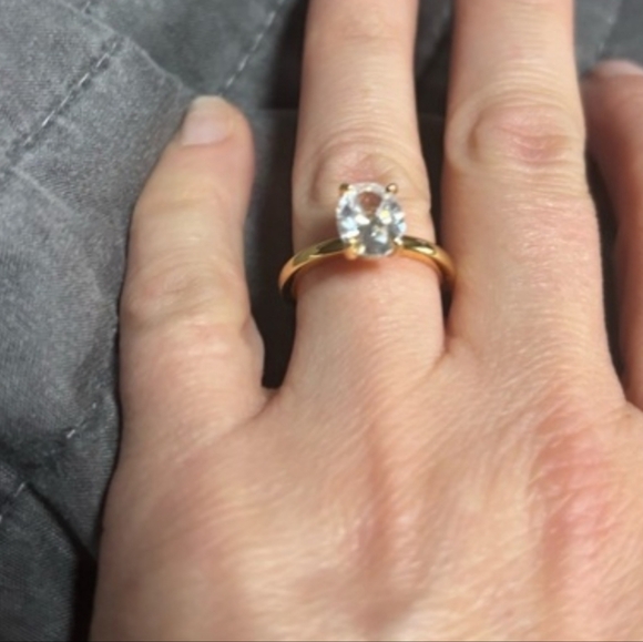 QVC Stunning 1.5 kt Diamonique Solitare Gold over 925 Silver Ring size 6 - Picture 3 of 14